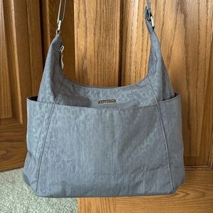 Baggallini Hobo adjustable shoulder strap.